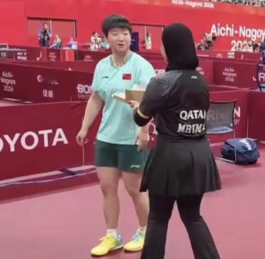 孙颖莎4:0横扫卡塔尔的阿里，让人意外的是：对手输了比赛之后，她拉着自己的教练小