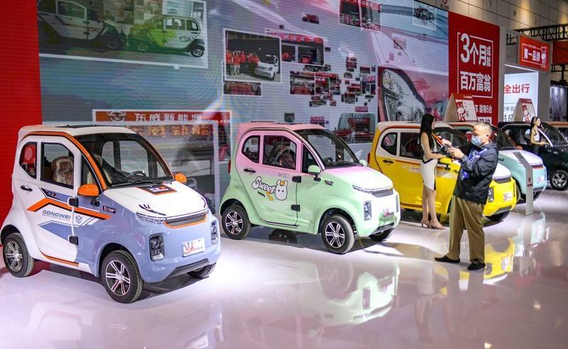 河北辛集，一辆老年代步车“老头乐”逆行撞上豪华劳斯莱斯，引发广泛关注。10月3