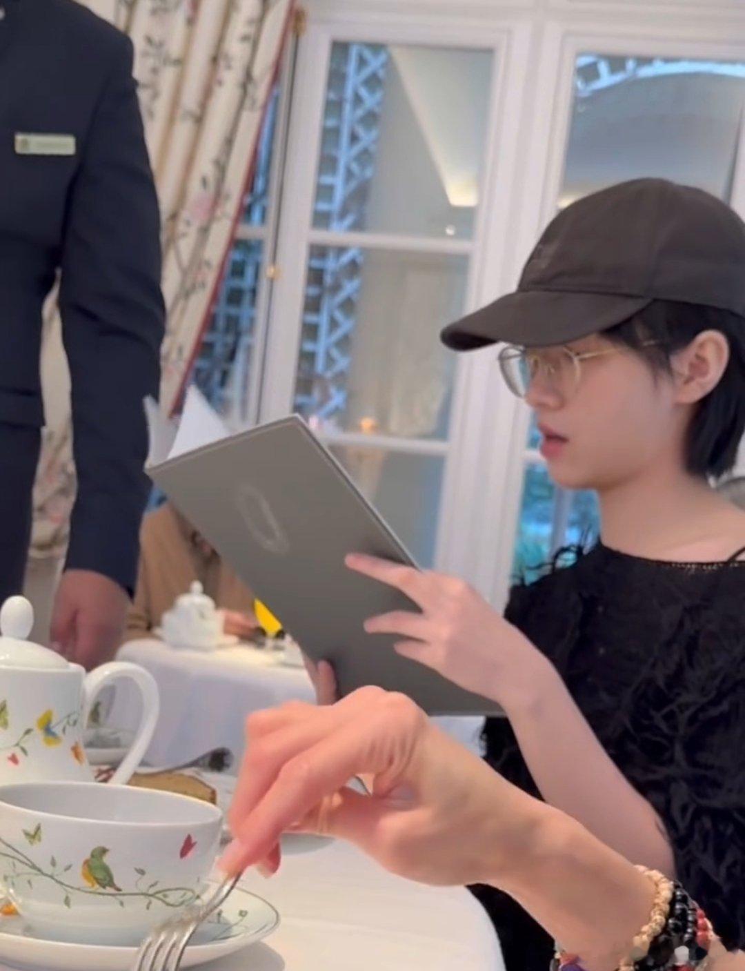 素颜的刘浩存赵今麦李庚希三个萌物！！我也想坐这桌可以一起吃早餐吗？​​​