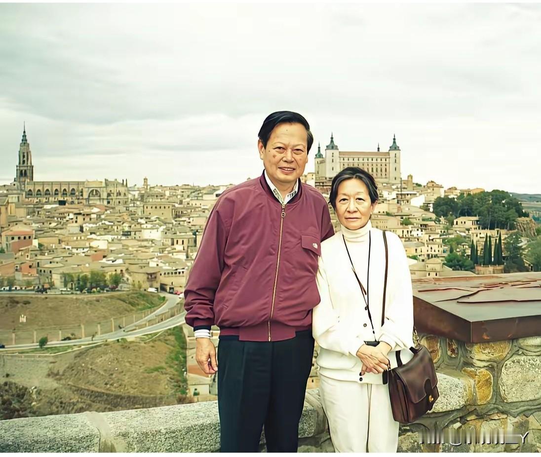 1993年，西班牙托莱多，杨振宁和妻子杜致礼的珍贵合影，真是惊艳了时光。