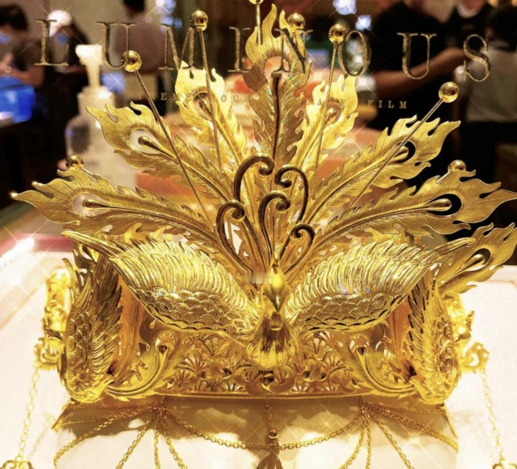 4斤黄金凤冠被男童碰翻！丈夫亲手打造的婚冠碎了，网友吵翻的何止是赔偿4斤重