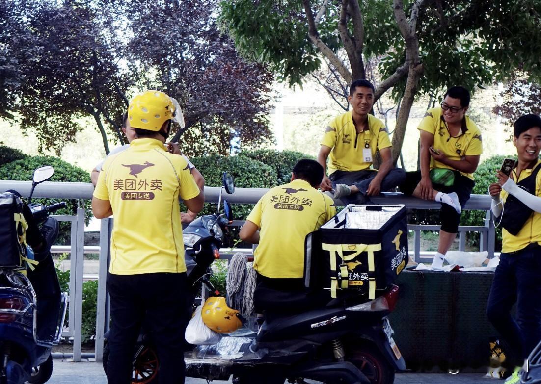 昨天等电梯的时候，遇见了隔壁租房子的外卖小哥，我看他很兴奋，就问他是不是今天爆单