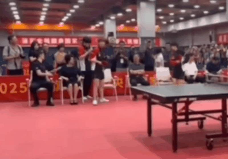 原来大头一开始是要坐在王曼昱这个位置的，因为他看到了莎莎把她的包包放在了椅子上面