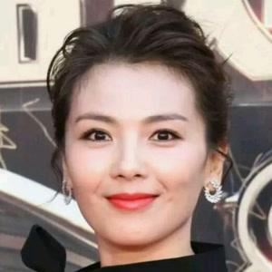 殷桃和刘涛各有各的美。殷桃和刘涛是两种完全不同的成熟女性美。两个人年龄相仿