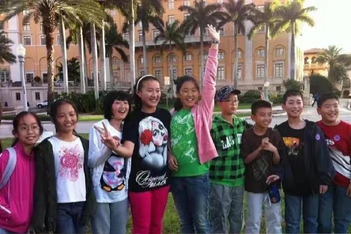 范丞丞12岁上小学在美国的照片，那时候还没有长开​​​