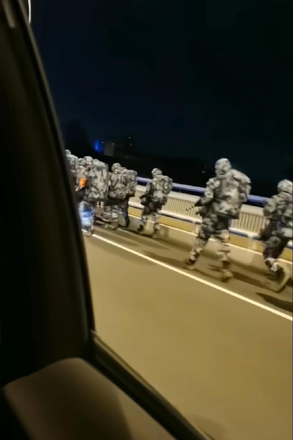 这几天正在海上和敌人对抗，看到拉练的部队，他们奔赴去哪里？每每看到会想哭夜训，