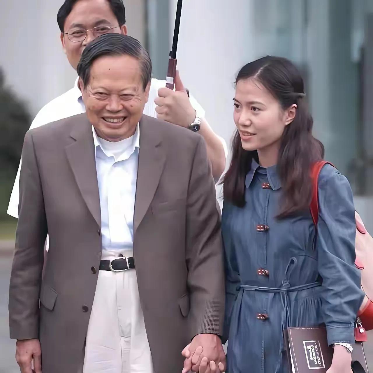 看介绍,杨先生是睡过去的,平静安详,没有什么痛苦。去世之前,他耳朵已经完全失聪