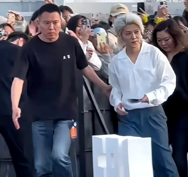 鹿晗现在咋这样丑啊，被鹿晗吓到了！我的爱豆鹿晗怎么变成这样了！整个人畏畏缩缩没有