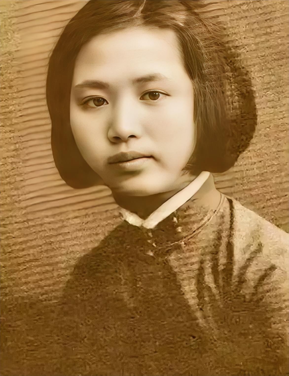 1942年，怀孕的楚青到上海执行任务，期间去投奔父亲詹克明，并在10月生下了一个