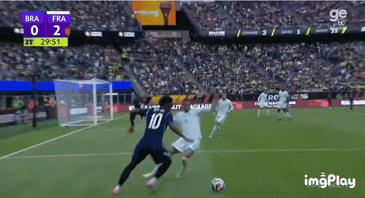 这场比赛已经提前让维尼修斯感受到世界杯的强度了！在西甲，他可以沿着禁区线随便内切