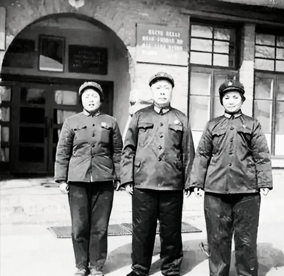 陈毅夫妇和女儿的合影，拍完这张照片的第二年，夫妻俩就陆续离开了人世。一九二