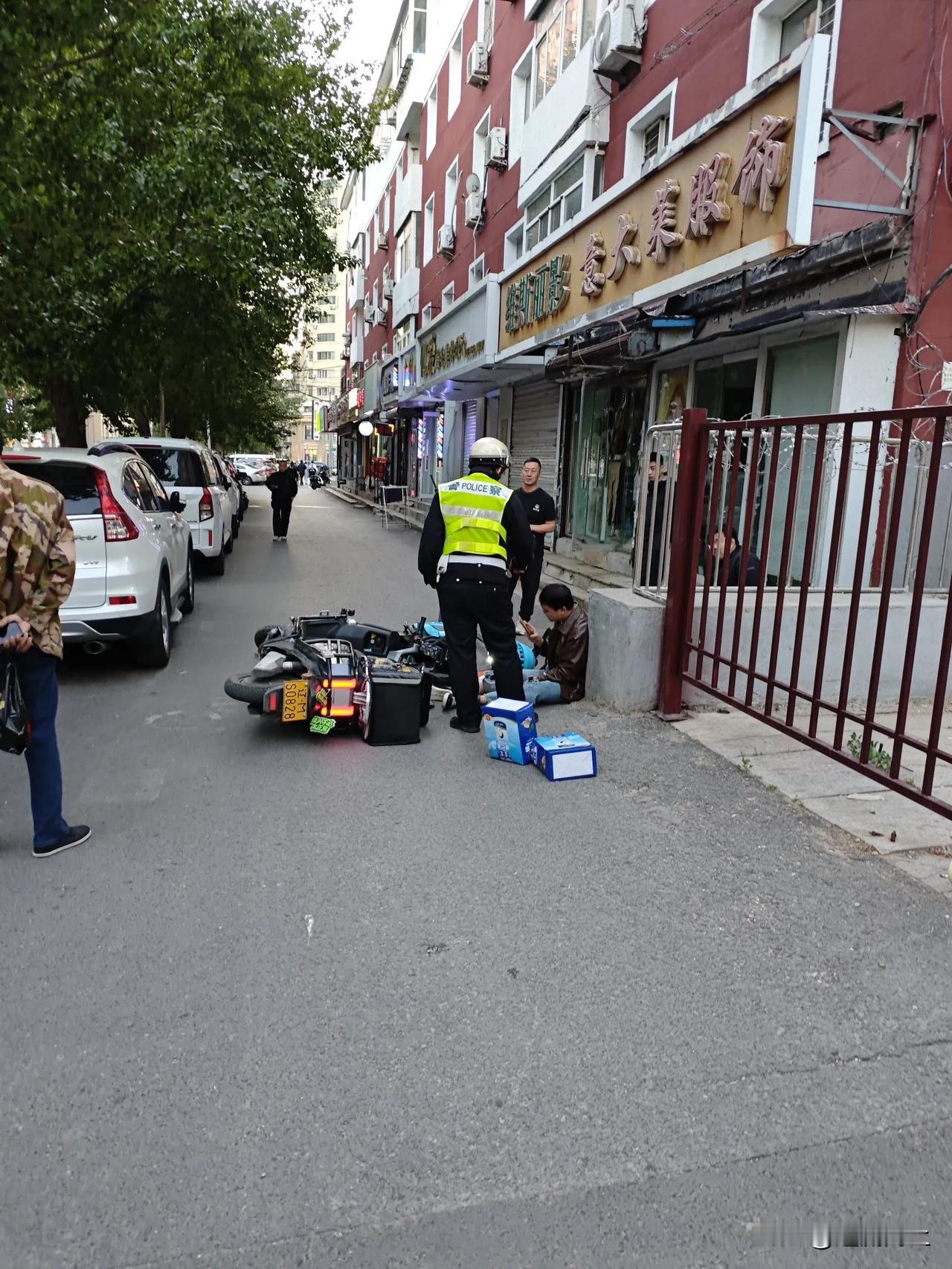 就这刚刚，俩个骑手对撞，因他们无法自己解决，帽子叔叔来了，准备来个了断，正常行驶