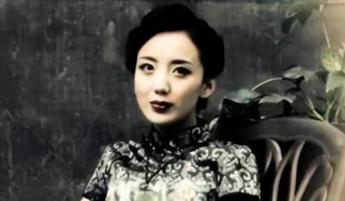 1922年，黄金荣告诉妻子林桂生：“我要娶露兰春，你交出正室之位和家里的财政大权