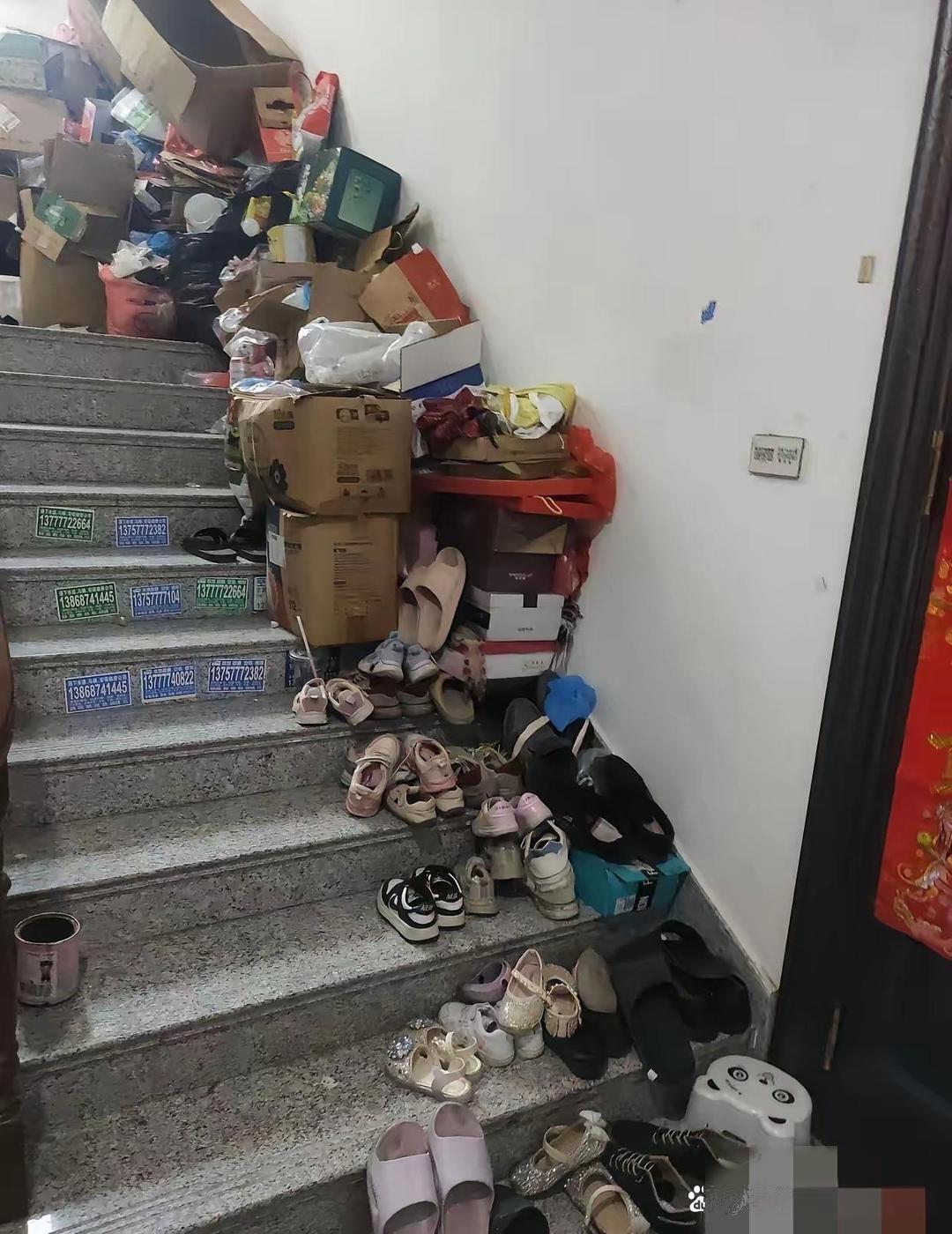 这邻居家也太不讲究了