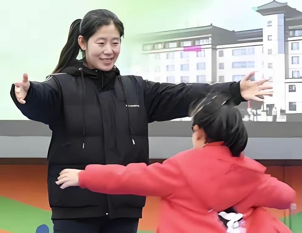 2010年，吉林一女老师上课间操时，发现一个瘦小的女孩，浑身脏兮兮的，还散发着一