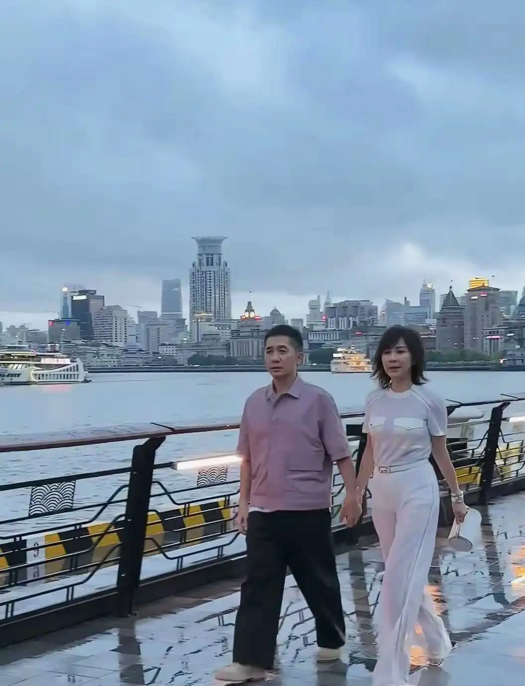 上海外滩偶遇梁朝伟刘嘉玲，手牵手秀真爱，这真爱是吃了防腐剂吗？