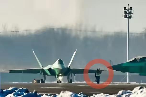 新年试飞忙。歼35生产线加足马力，复合材料的绿皮新机一架又一架的抓紧试飞。新