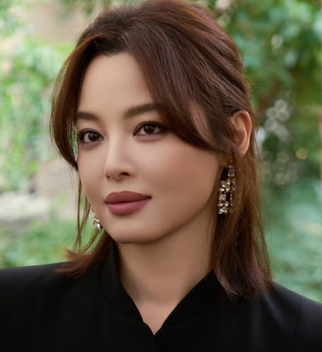 辛芷蕾辛芷蕾这组屋顶照片有意思别人出席活动都铆着劲精致到发丝。她倒好，直接拎着高