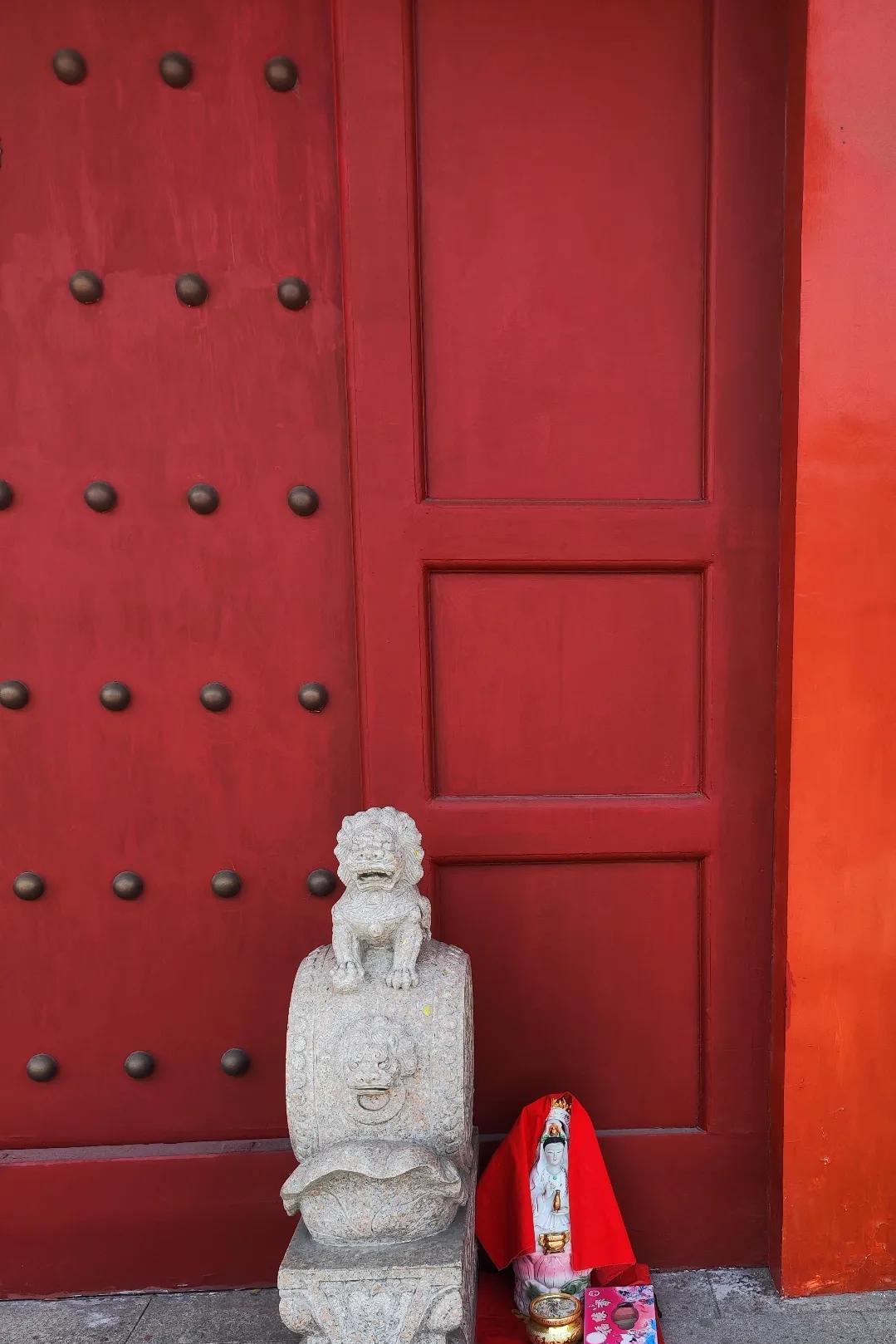 路过观音寺，又看到有人将观音菩萨放在寺庙门口。放在门口是什么意思，不明白。以