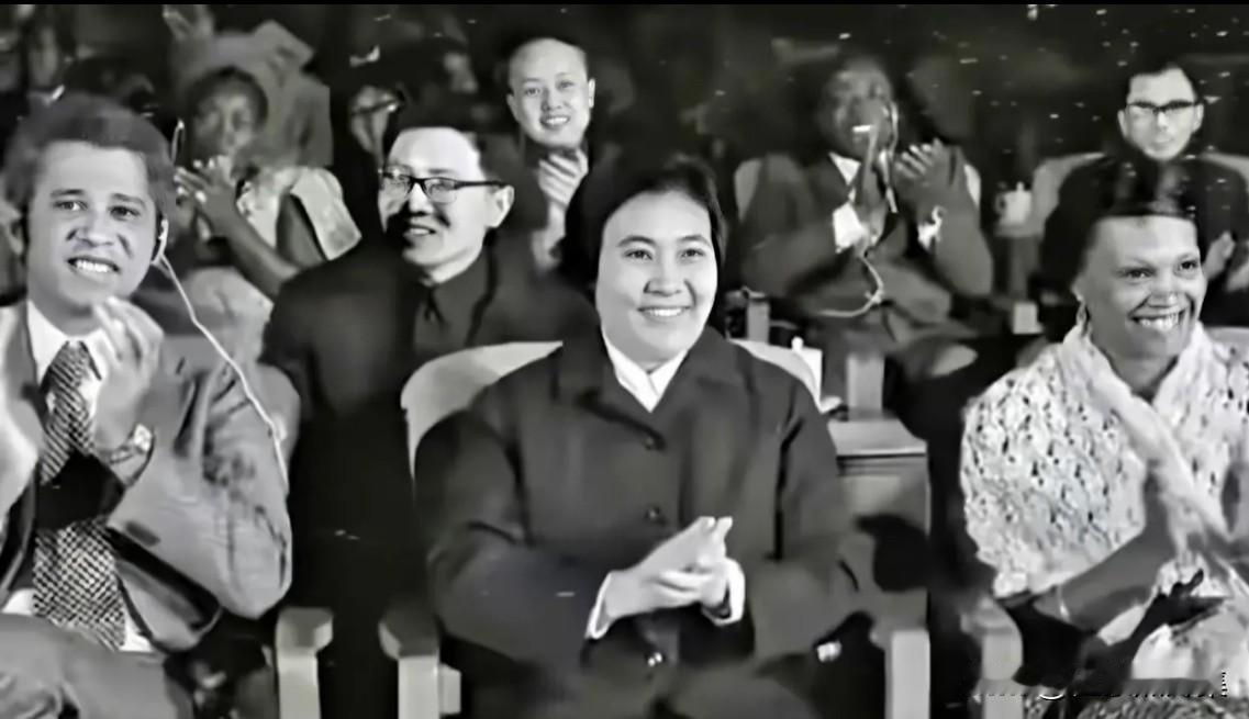 1975年3月1日，时任国务院副总理吴桂贤（前排中）在北京陪同来访的刚果人民共和