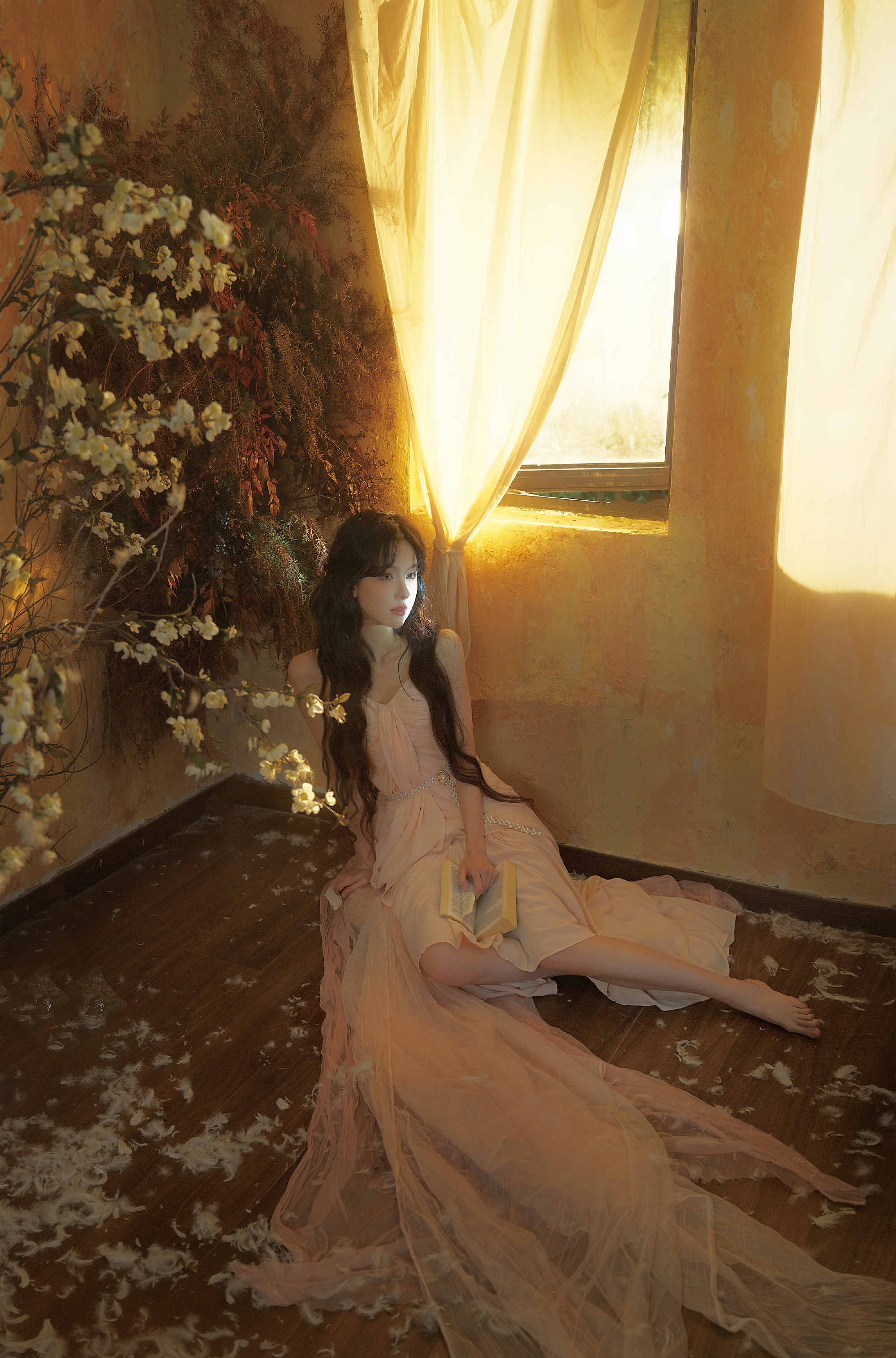 陈都灵生日写真：薄纱轻盈，阳光倾泻，花香满屋，做一场画中梦。陈都灵