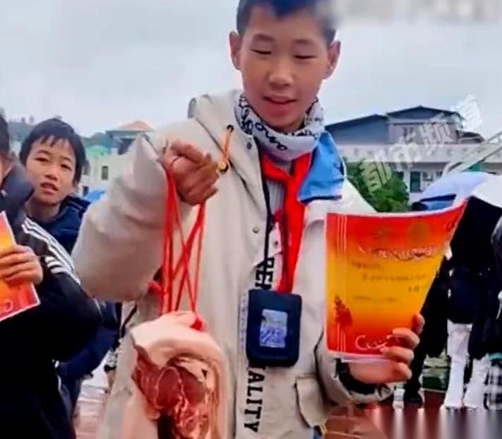 小学生期末的奖品，发的是活鱼和猪肉。你没听错，就是菜市场里那种，沉甸甸、油汪汪
