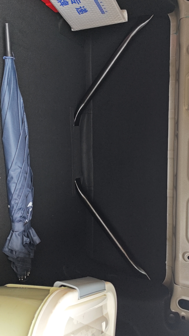 帝豪400万纪念款后备箱后备箱为啥搞了两根钢管，导致后排座椅都放不下了，这是为