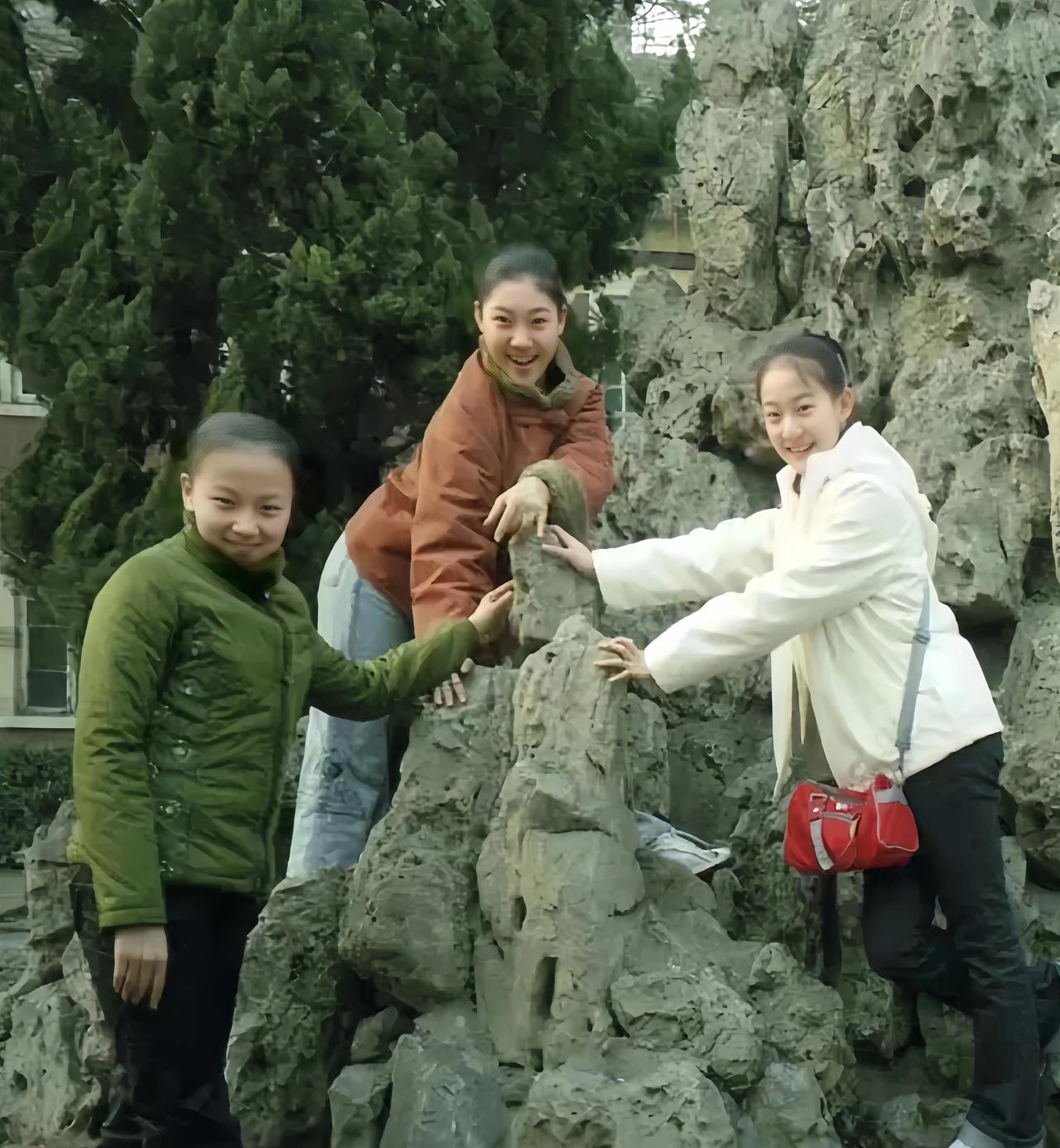 这是三个好闺蜜在同一个地点，相隔20年的合影留念。虽然相隔20年，三人的笑容还