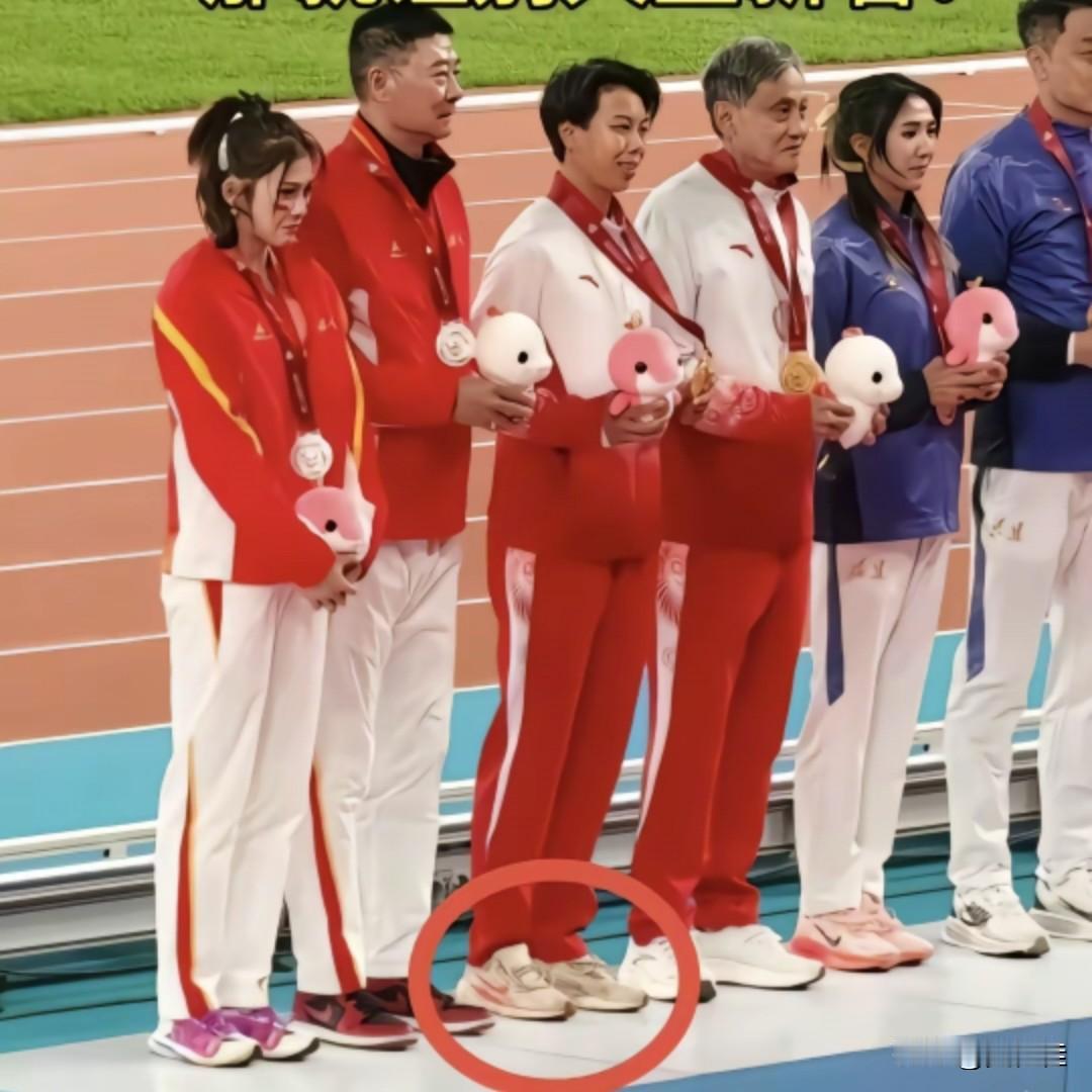 全运会跨栏领奖台上，刘景扬胸前的金牌亮得晃眼，脚下那双跑鞋却磨得泛白，鞋边还沾着