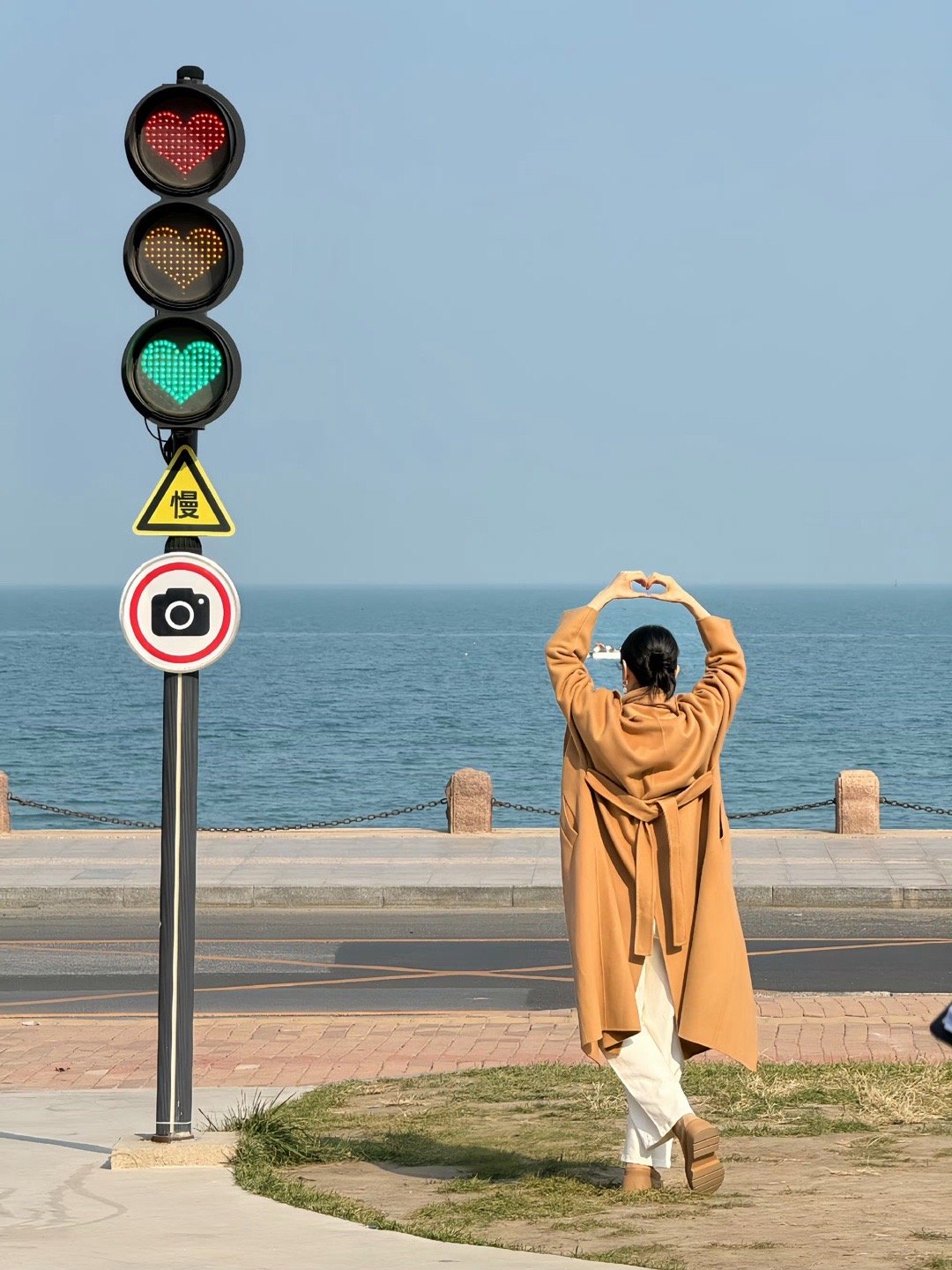 在烟台偶遇刘敏涛是什么神仙运气！姐逛文创、拍花海、挖蛤蜊一气呵成，徒手挖海鲜的熟
