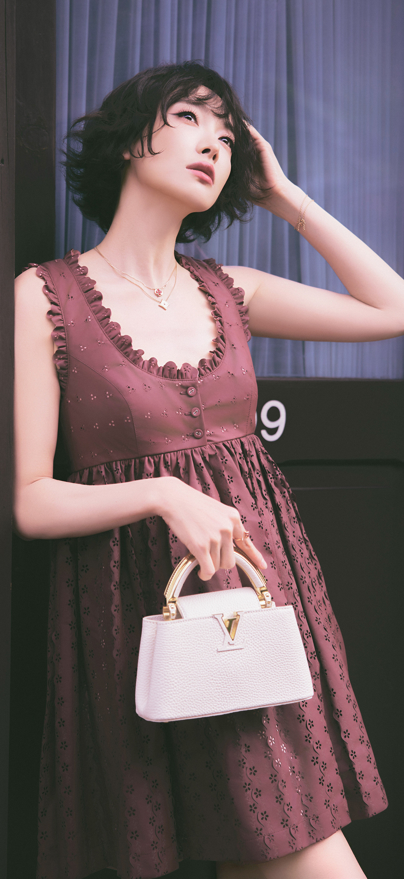 宋茜，一组好看的短发裙装穿搭壁纸，轻熟优雅气质。宋茜