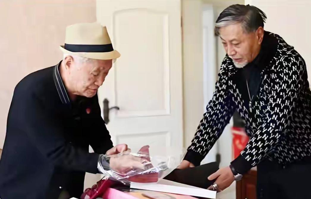 钱再多又能咋？真到了生死关头，啥都不顶用！之前都说牛犇的儿子王侃是得淋巴癌走