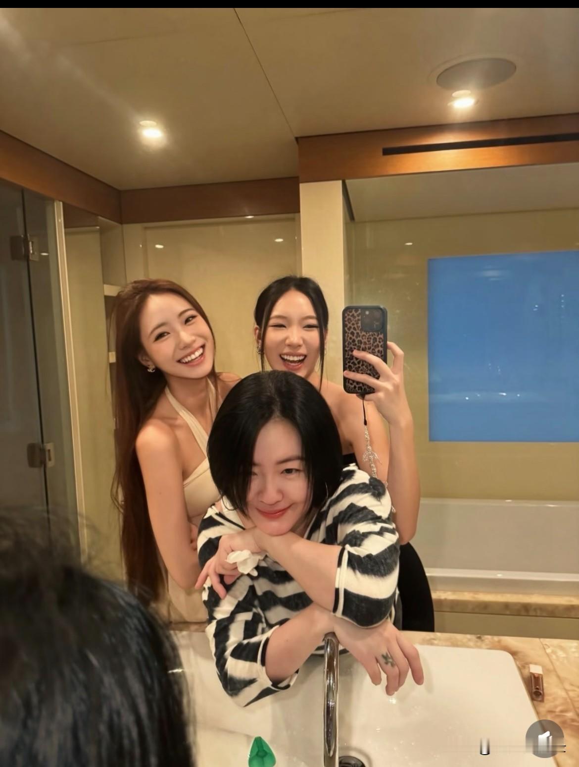 小S一家四口在香港旅游大S在天上应该也会想自己的小玥儿和小霖儿吧据新闻大s
