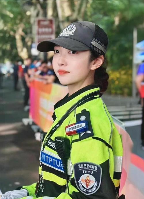 西湖边的“兔子警官”李语蔚，刚入围了2025年最美“浙警”人选。对于这位98年出