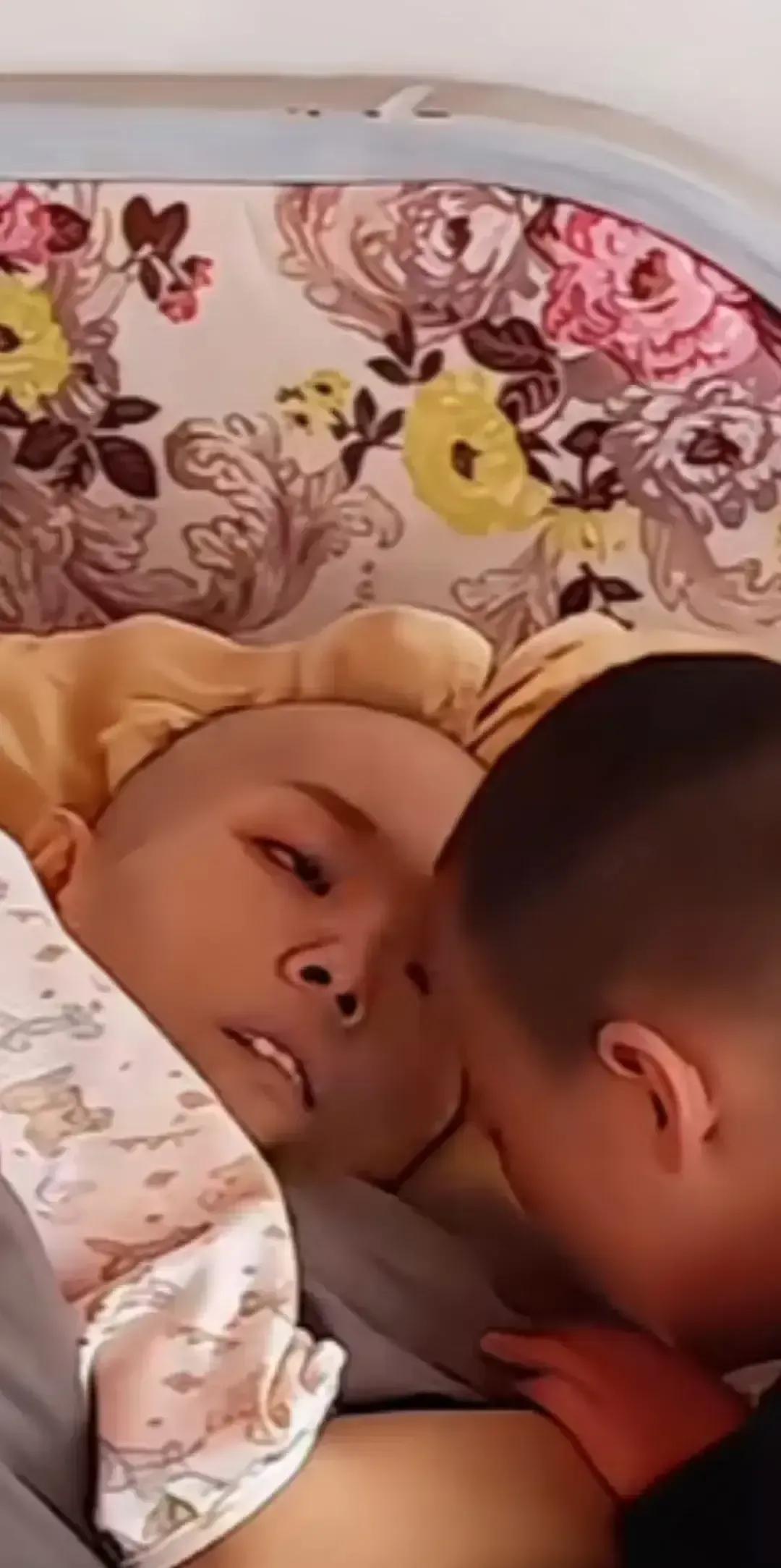 南京一位小学老师乳腺癌晚期住进ICU，医生下了病危通知，丈夫红着眼把9岁儿子带进