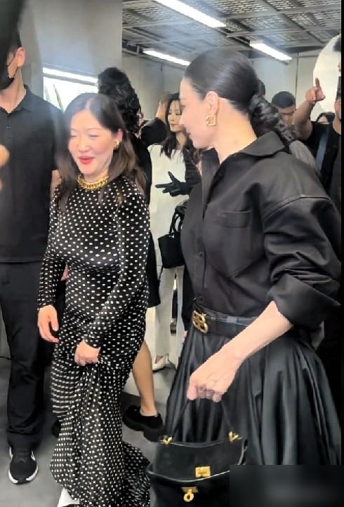 张柏芝46岁，生图被赞“皮贴骨”，网友却吵她腰上有肉。看看这组生图。脸，