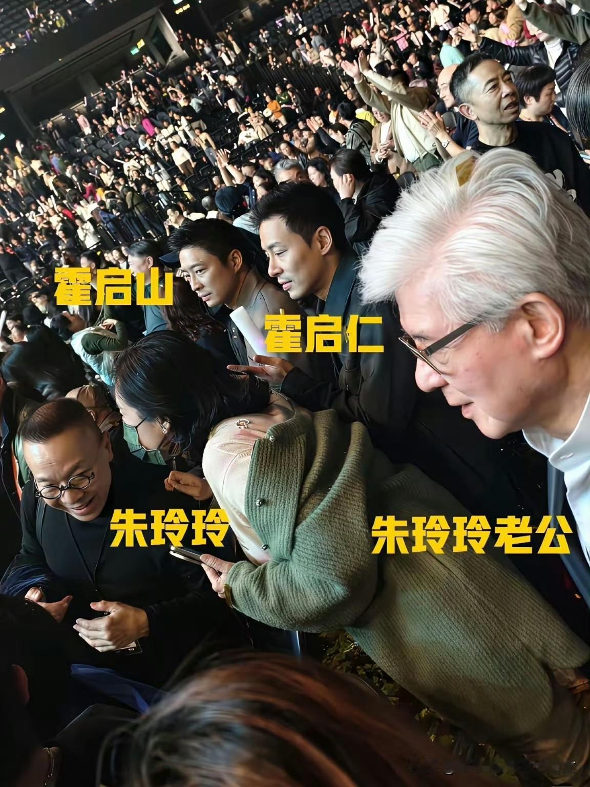68岁的朱玲玲跟66岁的梁安琪相比，真的是人生赢家！看演唱会三个儿子集体陪同，老