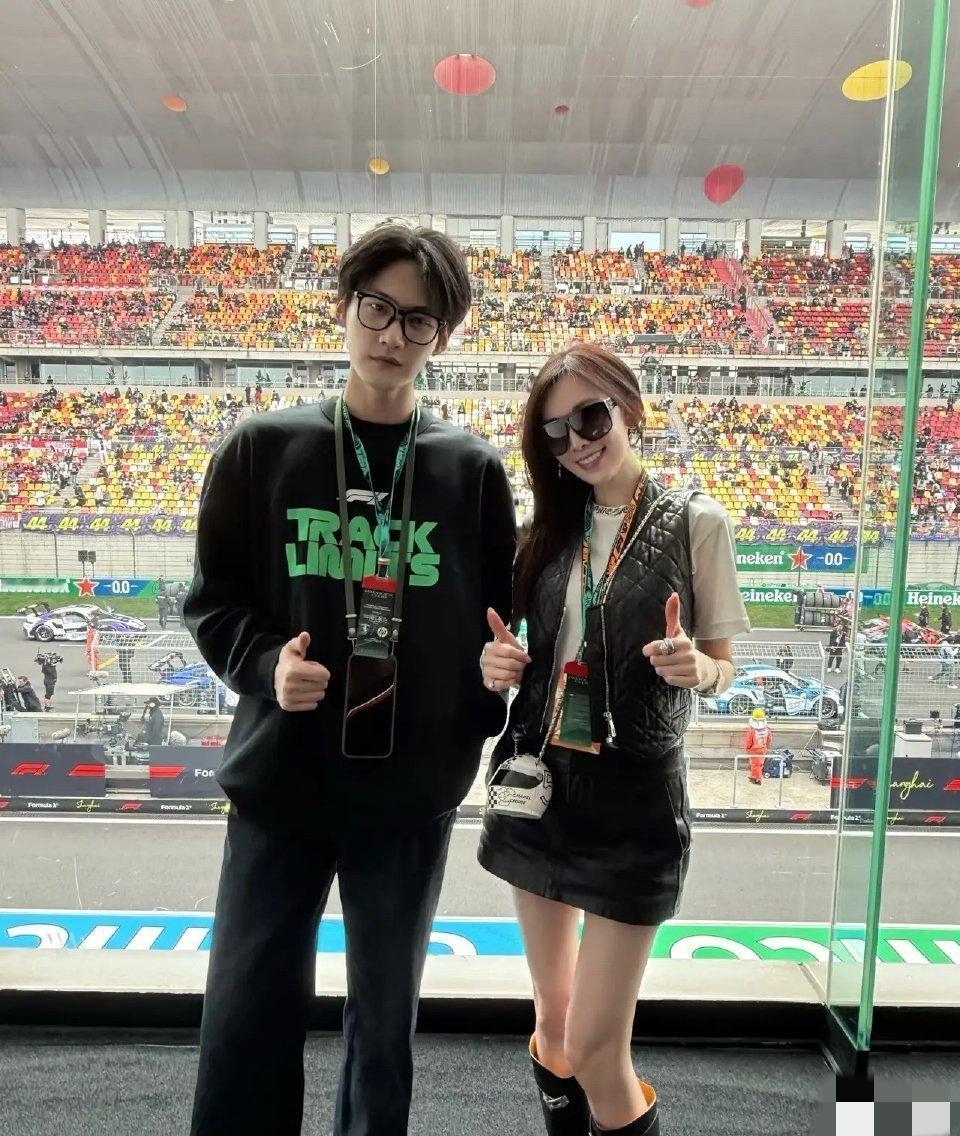 F1赛事次日，陈若仪分享与郭富城、周柯宇的合影。她身姿纤瘦挺拔，一双长腿尤为吸睛