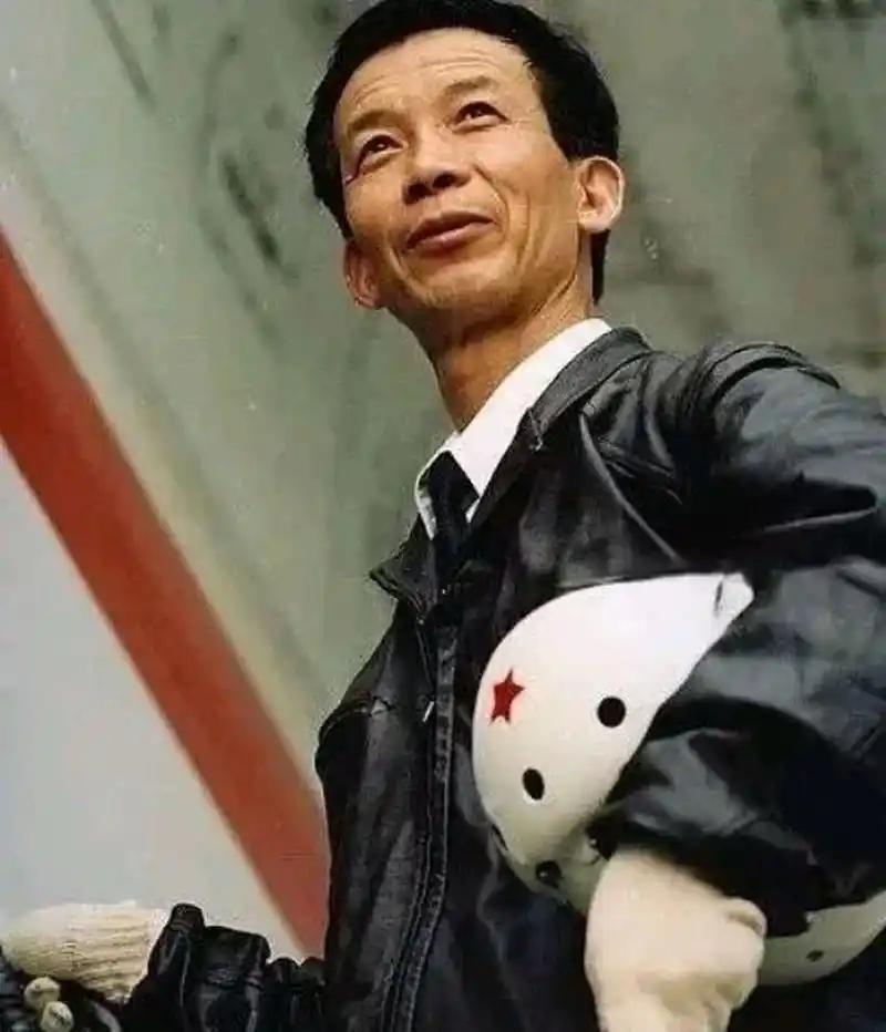 1996年，我国试飞员邹延龄出国试飞，酒会上，一位外籍美女在他耳边轻声说了一句话