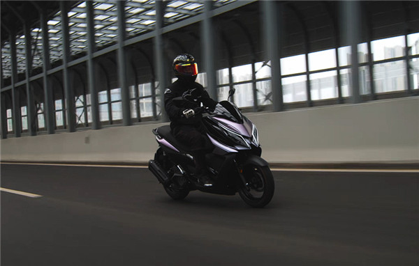 升仕运动踏板150V正式上市，售价11800元，与通勤版150X同价，主打高配低