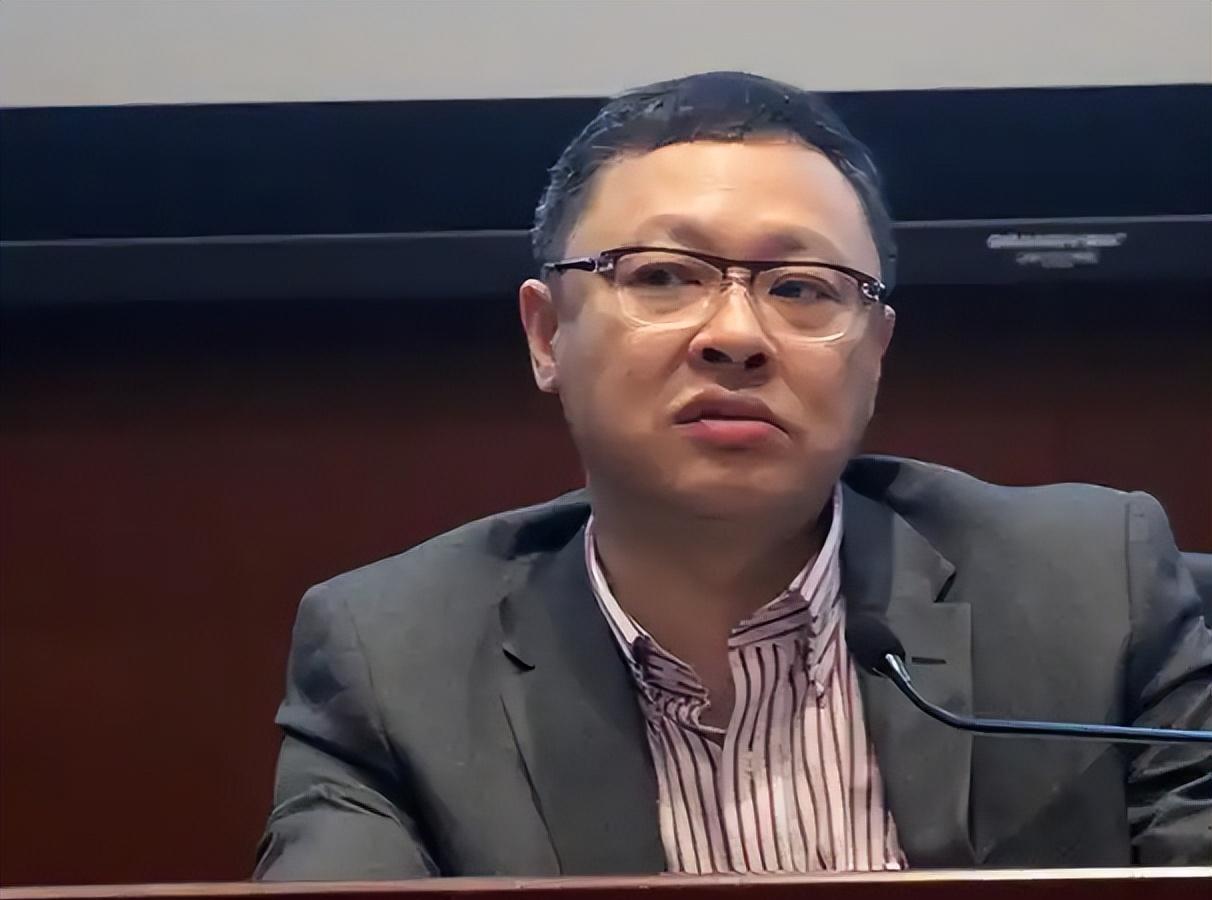 “中国将走向崩溃！”2018年，香港副教授戴耀廷公然撕裂五星红旗叫嚣中国，甚至还