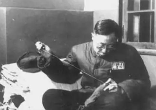 1959年，郭沫若邀请溥仪当助手，溥仪回道：“我不懂满语。”这简洁的五个