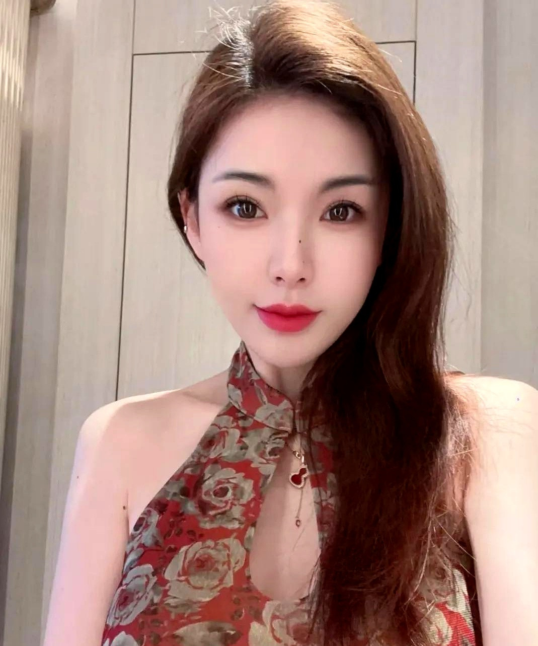 在一个平常的周六早晨，阳光透过窗帘洒在温暖的床上，时间似乎在这一刻静止了。妻子懒