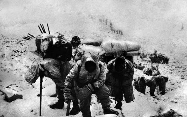 1952年，朝鲜战场上，志愿军都在睡觉，一个战士却因为太激动，睡不着。就在这时，