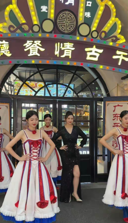 翁虹生于1968年，年岁渐长，体态愈发丰腴，女人味也愈发浓郁！她身着一袭黑裙，更