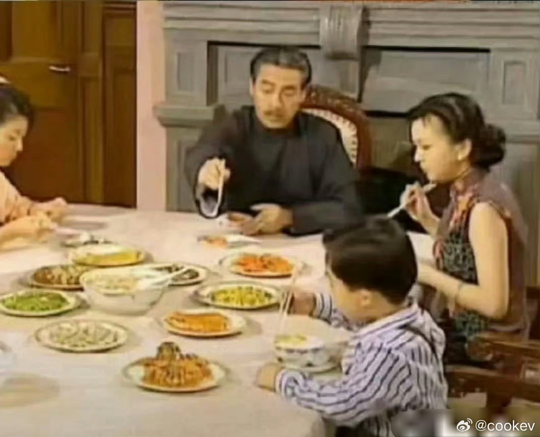 原谅我一直get不到这种长方形的饭桌，吃饭根本夹不到菜啊，为啥那些豪门却很喜欢这