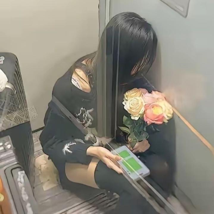 江西这姑娘真够傻的，省吃俭用攒钱，买9小时站票去见男友。火车上困得头一点一点，站