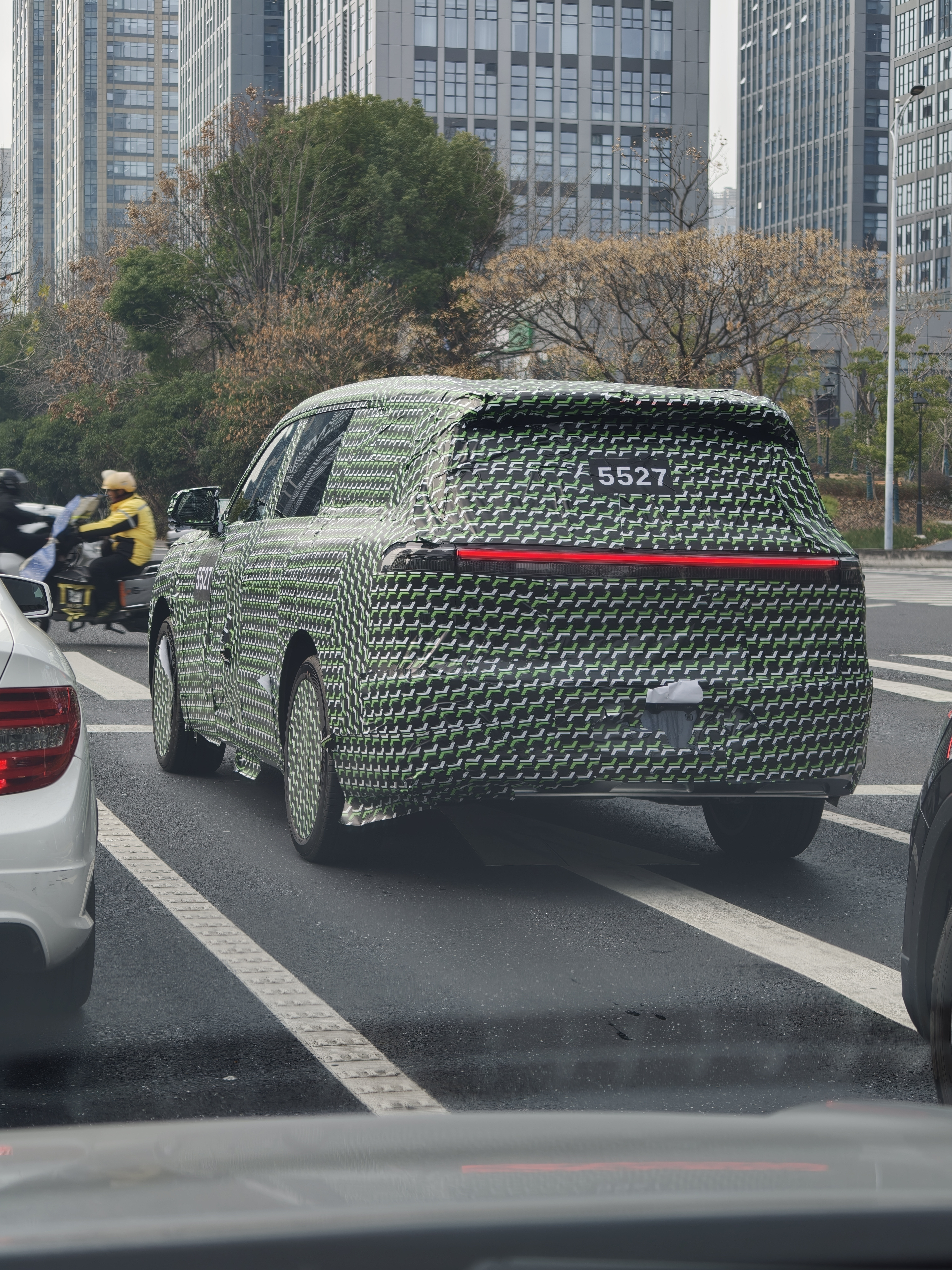 路上遇到一辆零跑的伪装车，大家猜猜是哪款大v聊车