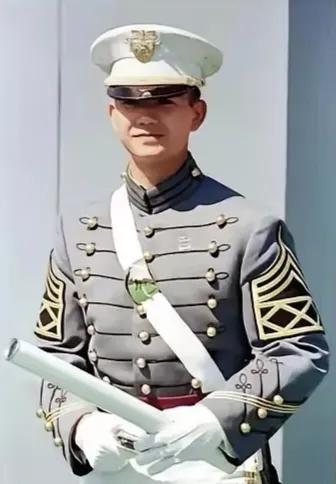 这是1999年，洪森大儿子洪马内西点军校军校毕业时的留影。虽然洪森当年一只眼睛是