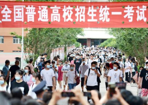 高考迷惑行为大赏：忘带证件、紫腚内裤爆火，巴黎世家风头被抢！